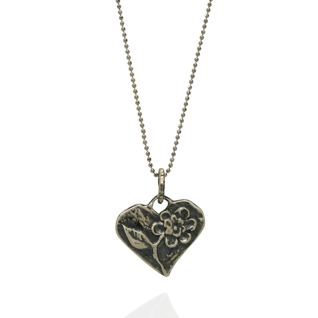 Herzanhänger mit Blume aus 925er Silber – handgefertigter Liebestalisman und Skulpturenschmuck im Boho-Stil, ideales Geschenk für Mutter, Tochter oder Freundin | Art Diva