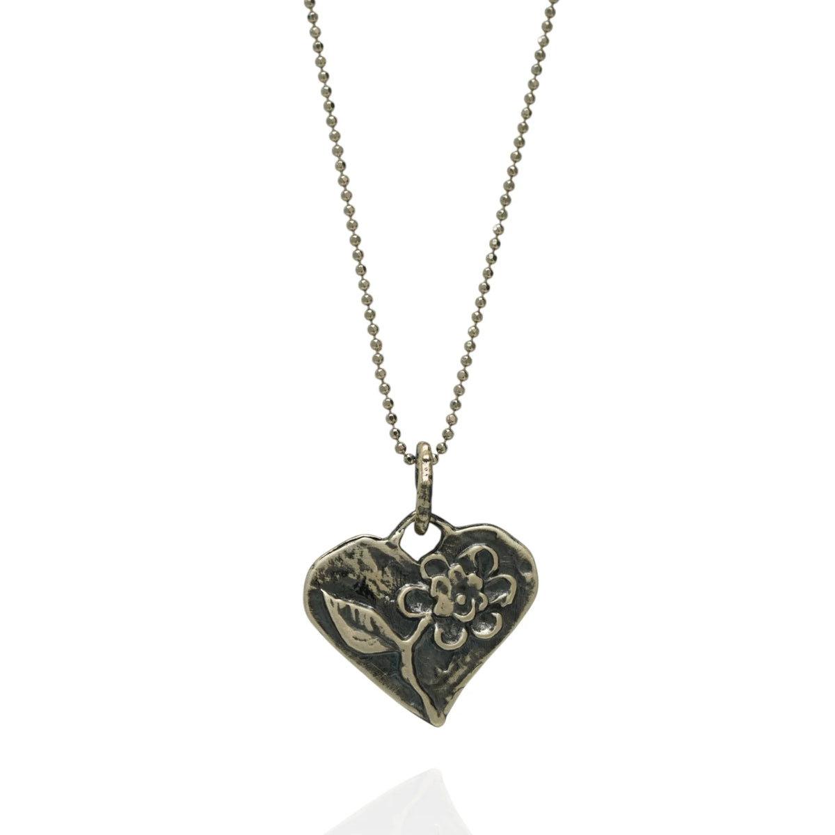 Herzanhänger mit Blume aus 925er Silber – handgefertigter Liebestalisman und Skulpturenschmuck im Boho-Stil, ideales Geschenk für Mutter, Tochter oder Freundin | Art Diva