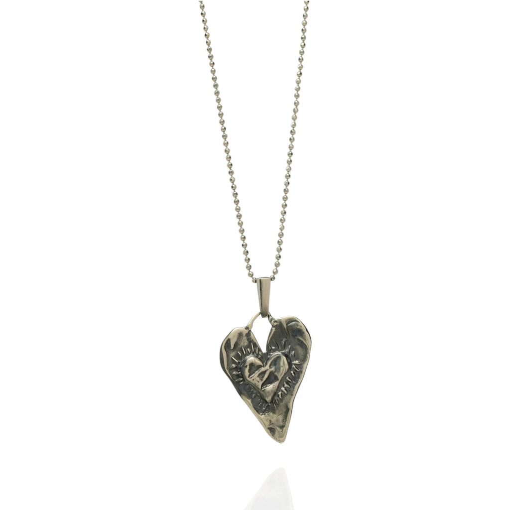 Herz-in-Herz-Anhänger aus 925er Silber – Talisman für Liebe und tiefe Verbundenheit, handgefertigter Skulpturenschmuck im Boho- und rustikalen Stil | Art Diva