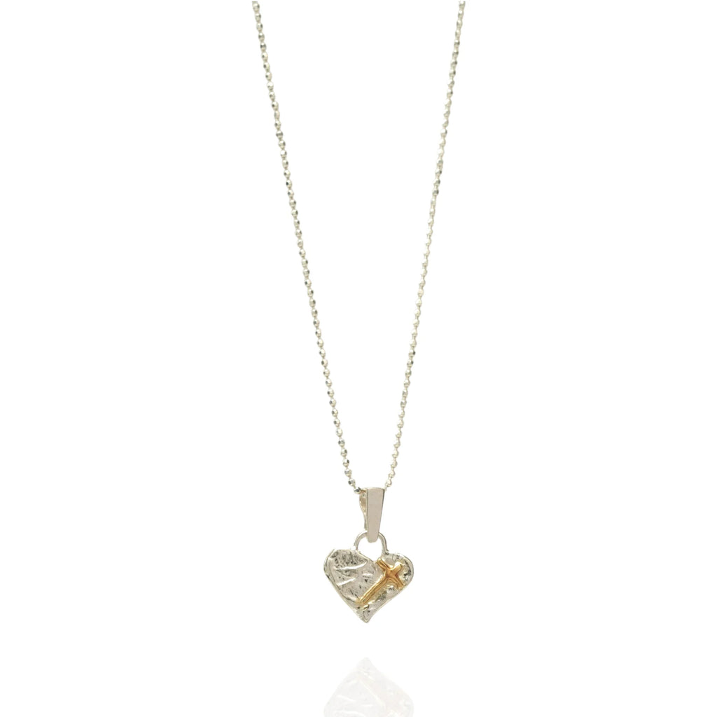 „Glaube an die Liebe“-Miniaturanhänger mit Herz und Kreuz aus 925er Silber mit vergoldeten Akzenten – handgefertigtes Symbol spiritueller Liebe, rustikaler Skulpturenschmuck aus der Kollektion „Glanz“ | Art Diva