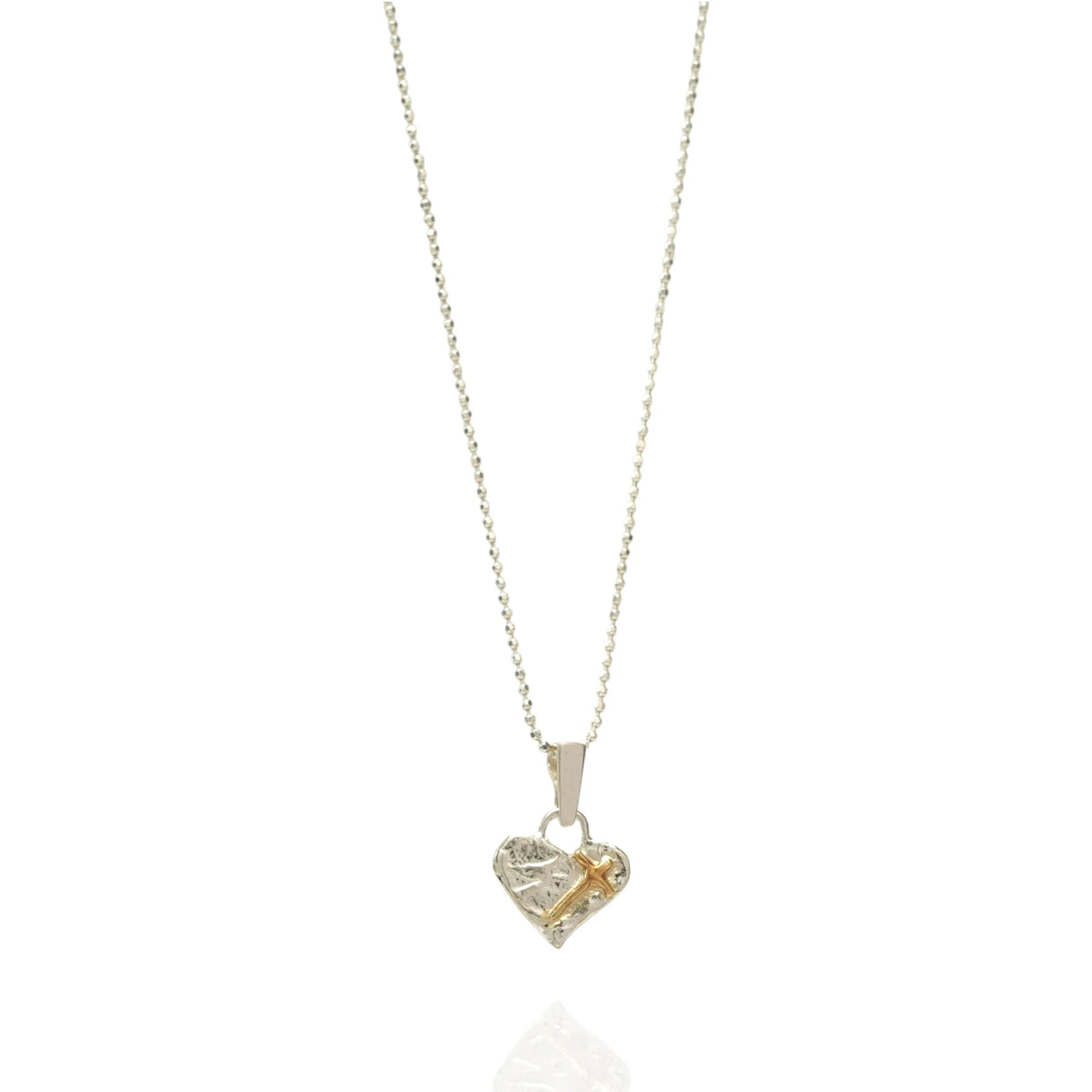 „Glaube an die Liebe“-Miniaturanhänger mit Herz und Kreuz aus 925er Silber mit vergoldeten Akzenten – handgefertigtes Symbol spiritueller Liebe, rustikaler Skulpturenschmuck aus der Kollektion „Glanz“ | Art Diva