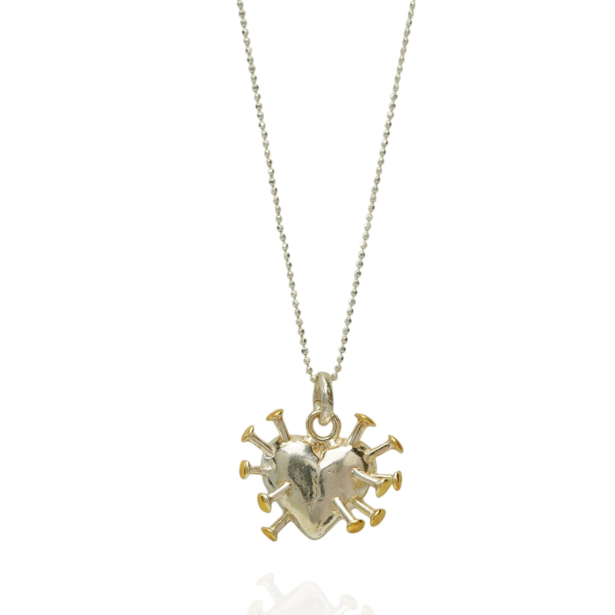„Herz mit Nägeln“-Anhänger aus 925er Silber mit goldfarbenen Akzenten – Symbol für Schmerz, Heilung und innere Stärke, Skulpturenschmuck im Boho- und rustikalen Stil | Art Diva