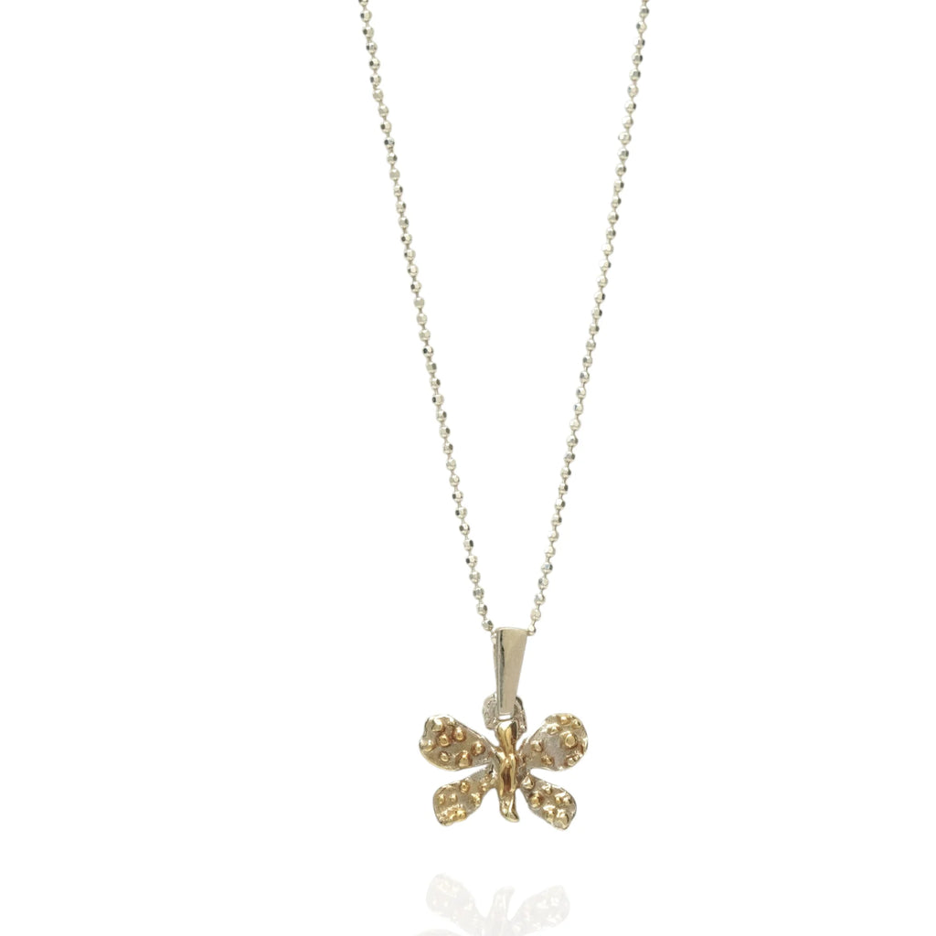 925er Silberanhänger „Kleiner Schmetterling“ mit goldenen Akzenten – Talisman für Wandel und Leichtigkeit, handgefertigt im Boho- und rustikalen Stil | Art Diva
