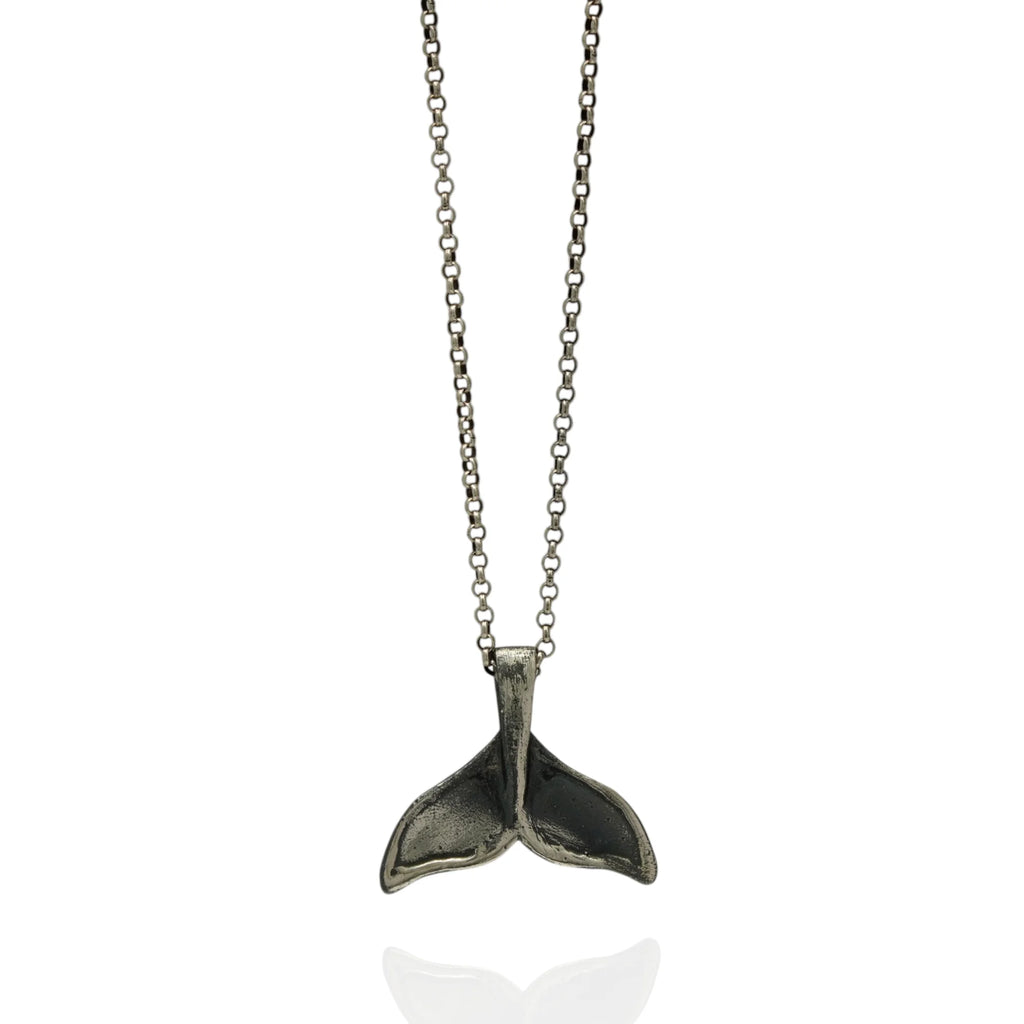 Walflossen-Anhänger für Herren aus 925er Silber – handgefertigter Skulpturenschmuck im Boho- und rustikalen Stil | Art Diva