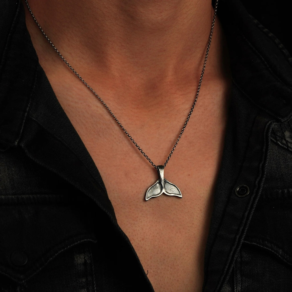 Walflossen-Anhänger für Herren aus 925er Silber – handgefertigter Skulpturenschmuck im Boho- und rustikalen Stil | Art Diva