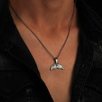 Walflossen-Anhänger für Herren aus 925er Silber – handgefertigter Skulpturenschmuck im Boho- und rustikalen Stil | Art Diva