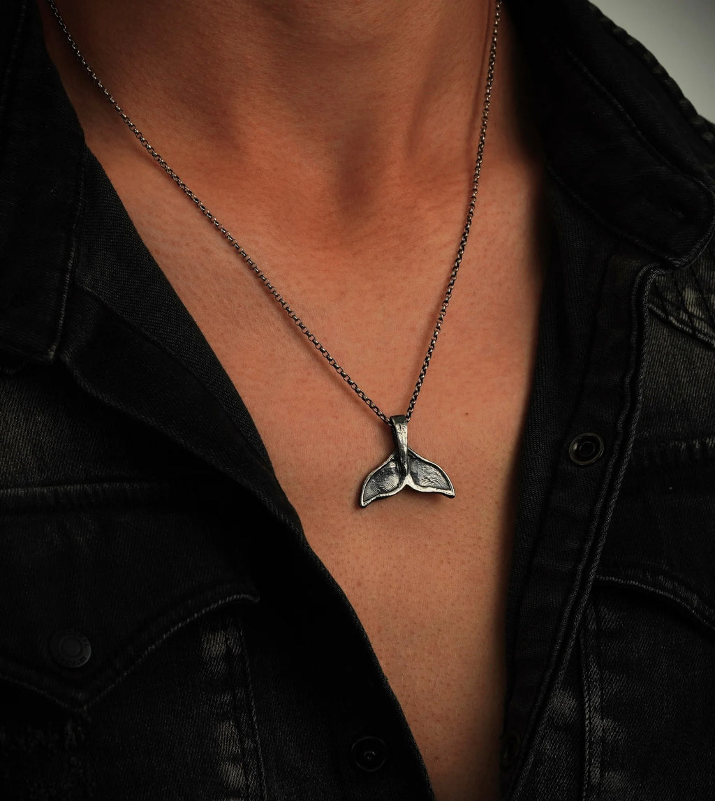 Walflossen-Anhänger für Herren aus 925er Silber – handgefertigter Skulpturenschmuck im Boho- und rustikalen Stil | Art Diva