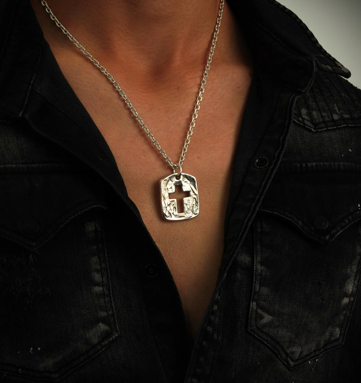 Massiver Herren-Kreuzanhänger aus 925er Silber mit ausgeschnittenem Kreuz – handpoliert, Schmuck im Boho- und rustikalen Stil | Art Diva