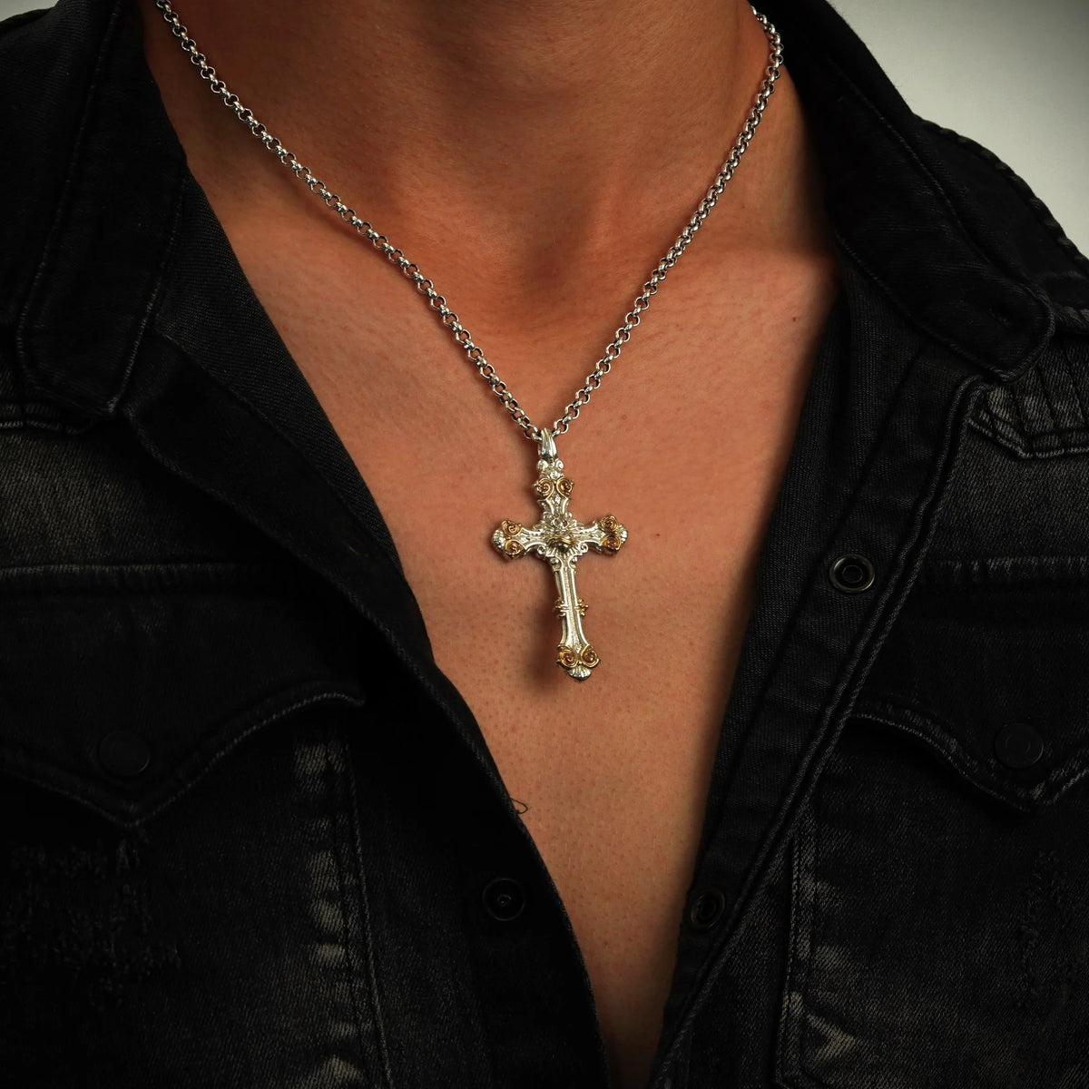 „Ornamentkreuz mit dem Heiligsten Herzen Jesu“-Anhänger aus 925er Silber mit goldfarbenen Akzenten – handgefertigter Skulpturenschmuck | Art Diva