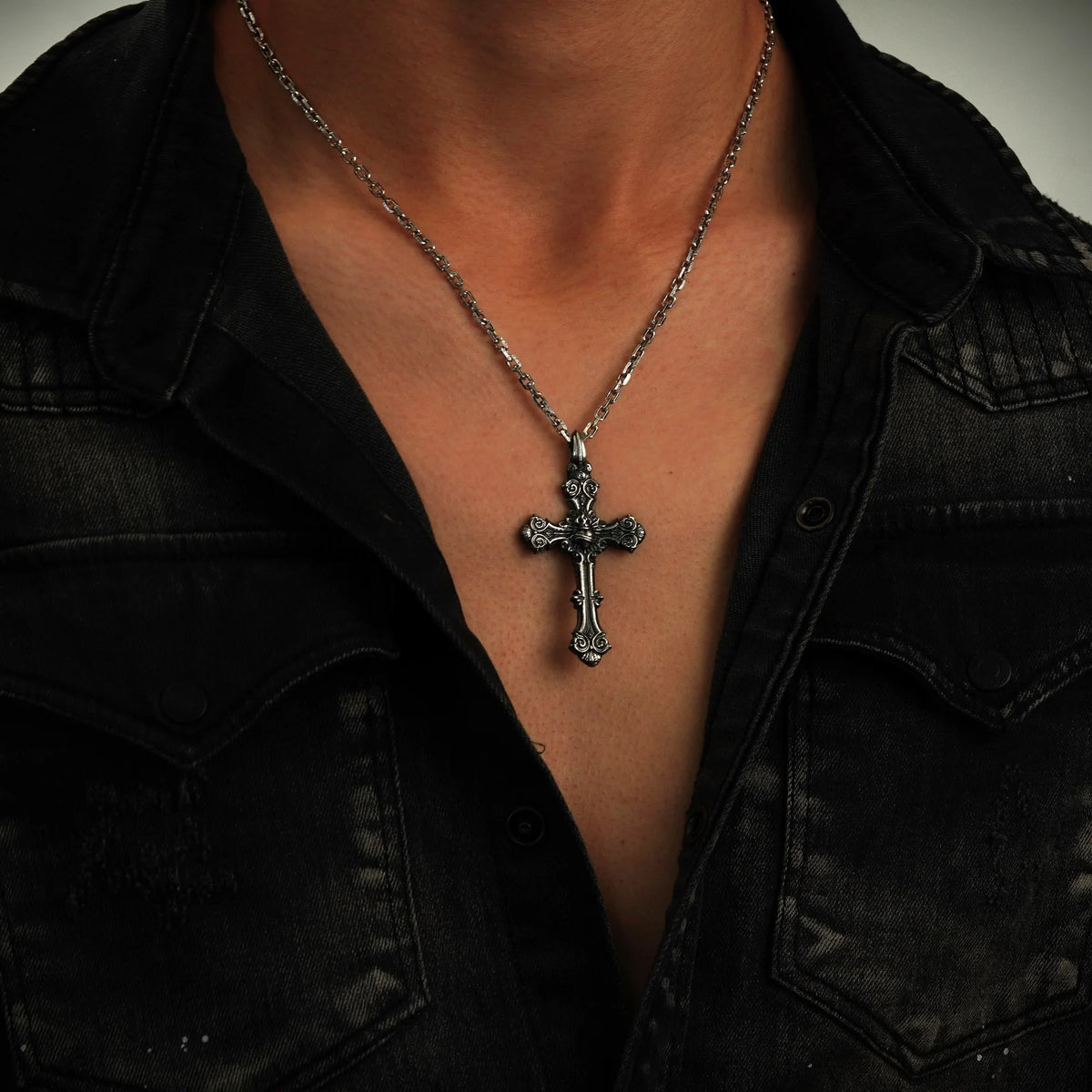 „Ornamentkreuz mit dem Heiligsten Herzen Jesu“-Anhänger aus 925er Silber – oxidierter Skulpturenschmuck | Art Diva