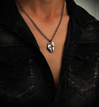 „Massives Kreuz“ – oxidierter Herren-Anhänger aus 925er Silber, Talisman für Stärke und spirituellen Schutz, Schmuck im Boho- und rustikalen Stil | Art Diva