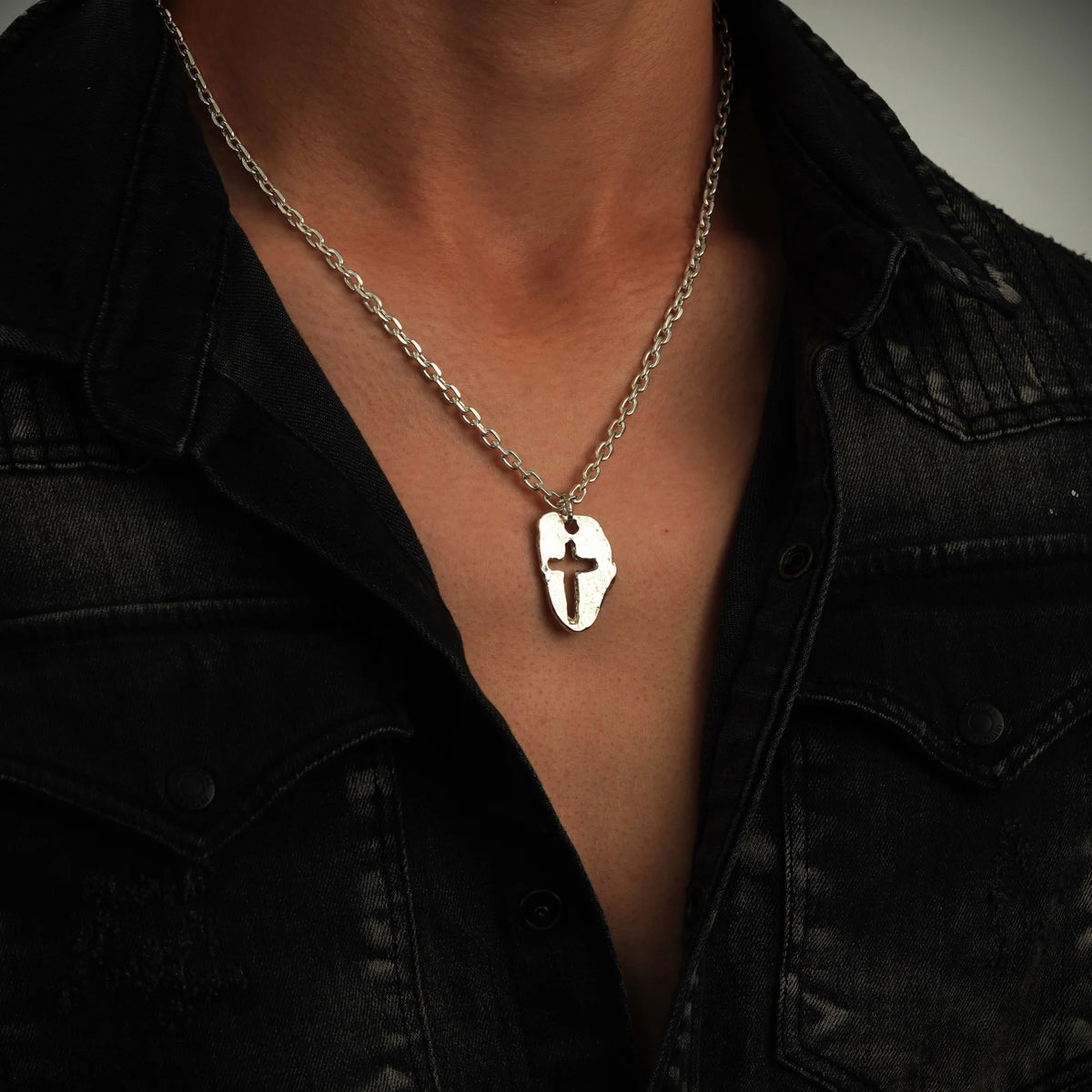 „Massives Kreuz“ – handpolierter Herren-Anhänger aus 925er Silber, Talisman für Stärke, Widerstandskraft und Schutz, Skulpturenschmuck im Boho- und rustikalen Stil | Art Diva