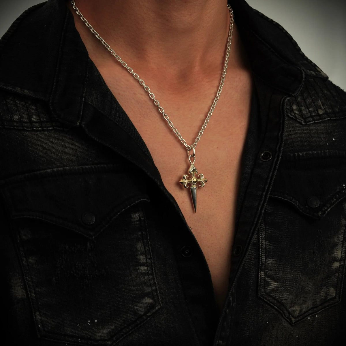 „Ornamentkreuz“-Anhänger aus 925er Silber – handgefertigtes Symbol für spirituelle Stärke und Schutz, Skulpturenschmuck im Boho- und rustikalen Stil | Art Diva