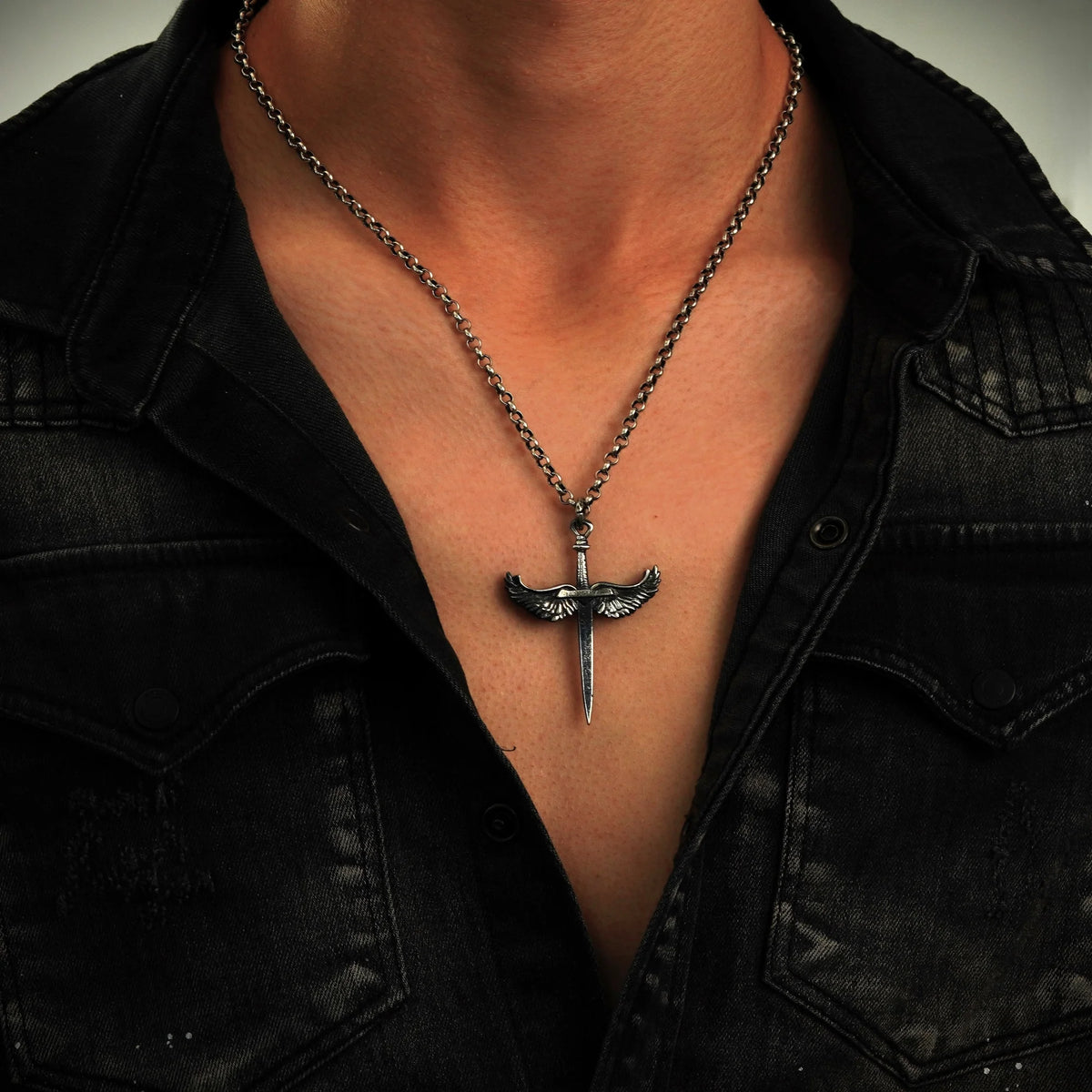 „Schwert mit Engelsflügeln“-Anhänger für Herren aus 925er Silber – handgefertigter Talisman für Stärke und Schutz, Skulpturenschmuck im Boho- und rustikalen Stil | Art Diva