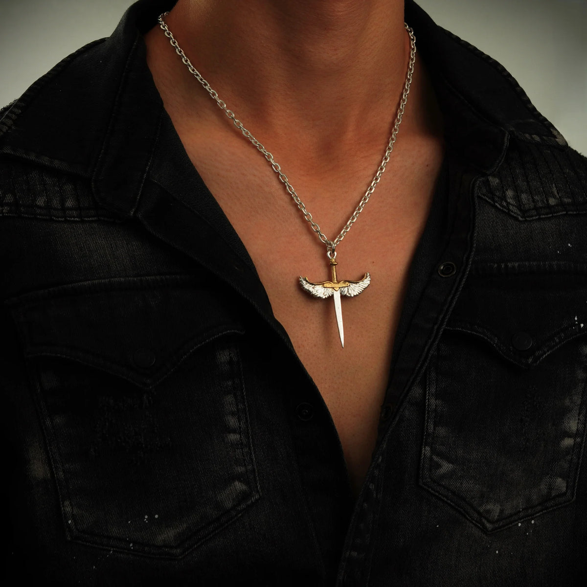 „Schwert mit Engelsflügeln“-Anhänger für Herren aus 925er Silber mit goldfarbenen Akzenten – handgefertigter Talisman für Stärke und Schutz, Skulpturenschmuck im Boho-Stil | Art Diva