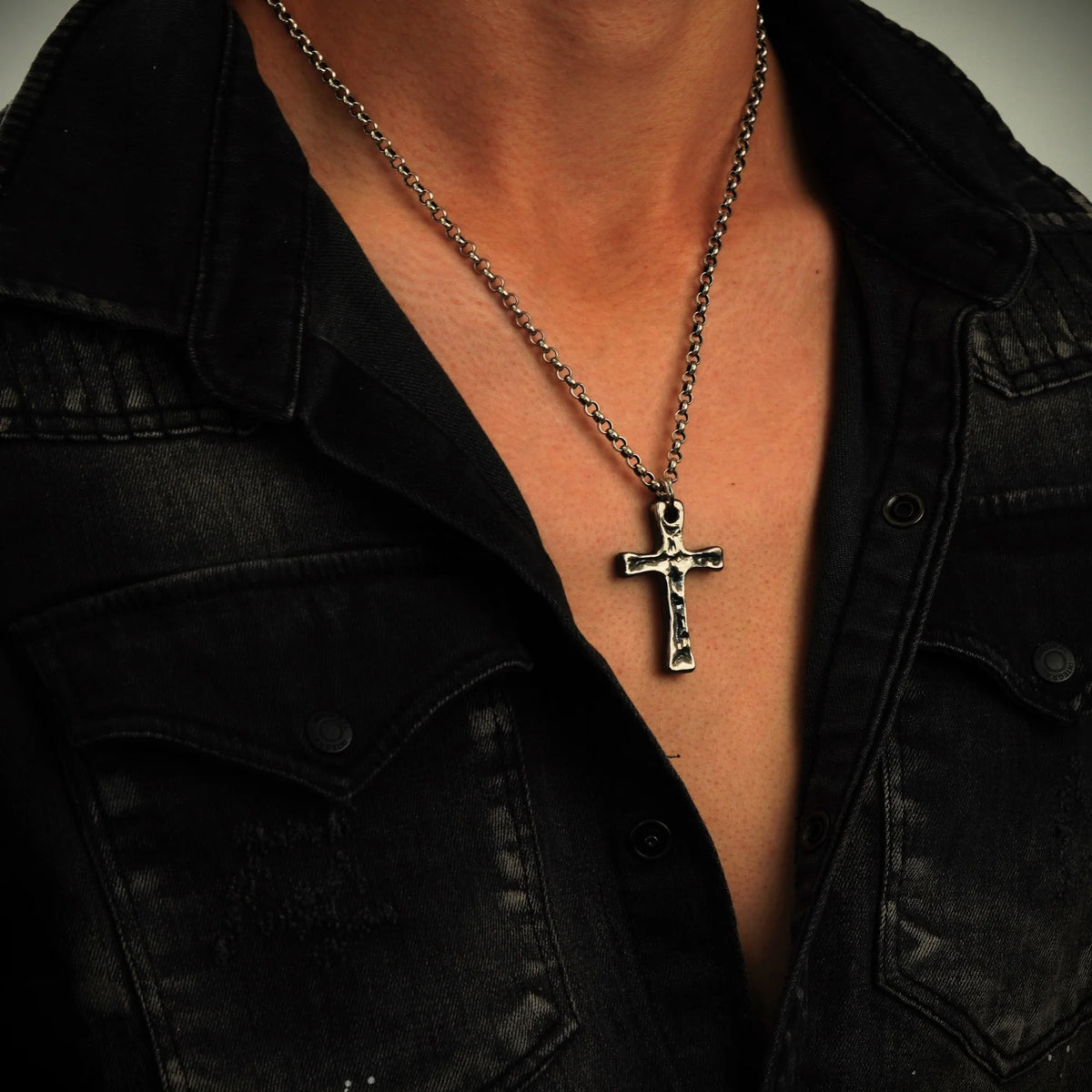 „Stärke und Glaube“-Massiver Kreuz-Anhänger für Herren aus 925er Silber – Skulpturenschmuck im Boho- und rustikalen Stil | Art Diva