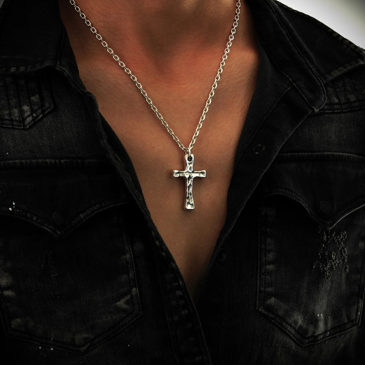 „Stärke und Glaube“-Massiver Kreuz-Anhänger für Herren aus 925er Silber – handpoliertes Symbol für Widerstandskraft und Schutz | Art Diva