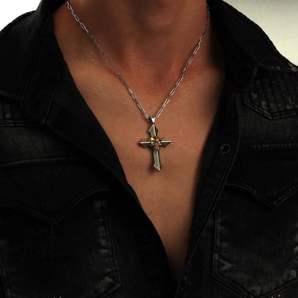 „Memento Mori“-Kreuzanhänger für Herren aus 925er Silber mit goldfarbenen Akzenten – Symbol für Stärke und Achtsamkeit, Skulpturenschmuck im Boho- und rustikalen Stil | Art Diva