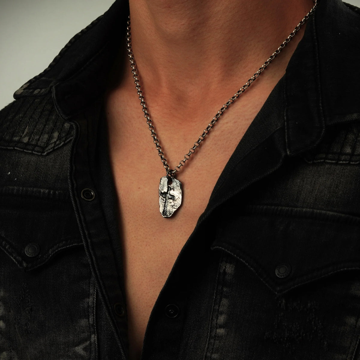„Massives Kreuz“ – oxidierter Herren-Anhänger aus 925er Silber, Talisman für Stärke und spirituellen Schutz, Schmuck im Boho- und rustikalen Stil | Art Diva