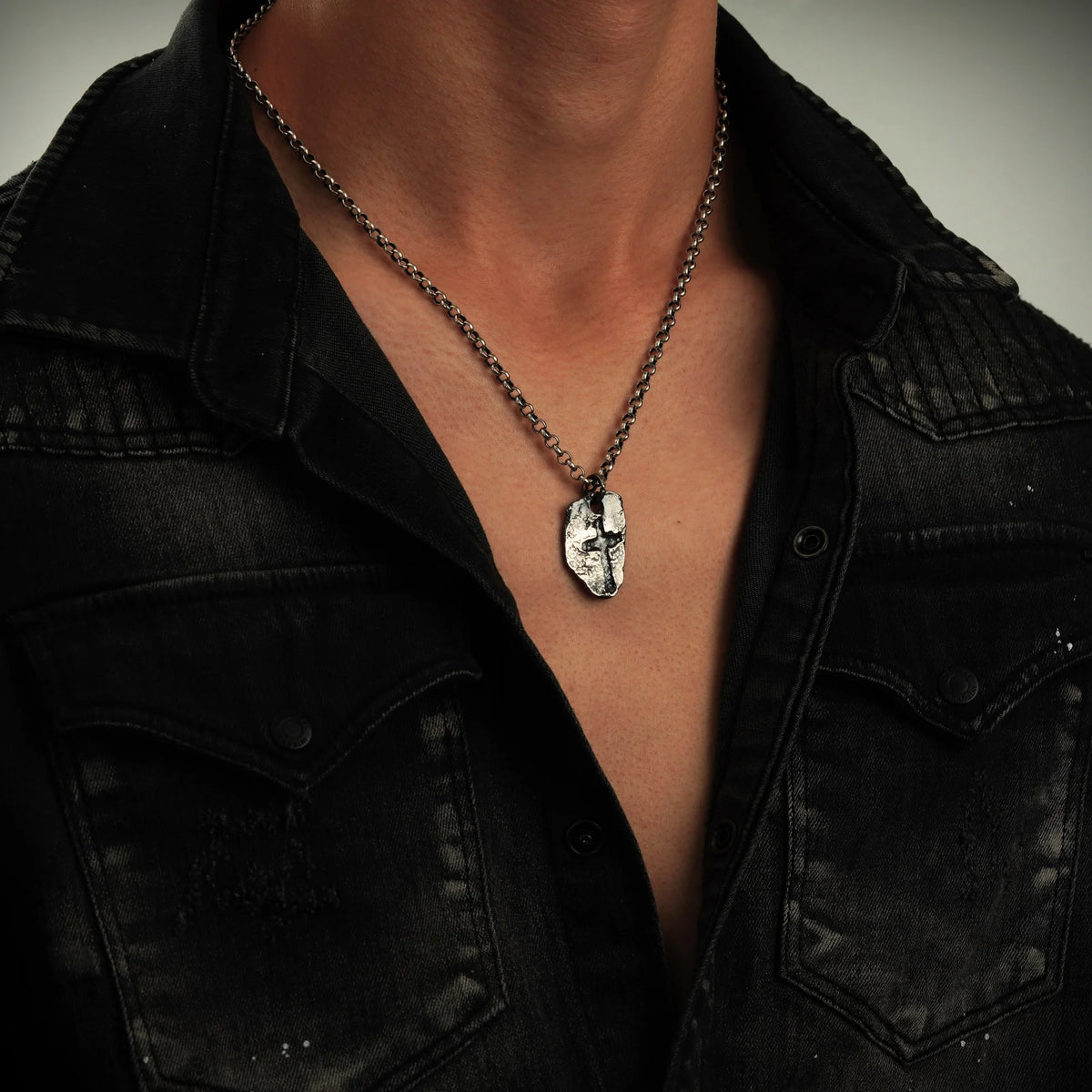„Massives Kreuz“ – oxidierter Herren-Anhänger aus 925er Silber, Talisman für Stärke und spirituellen Schutz, Schmuck im Boho- und rustikalen Stil | Art Diva