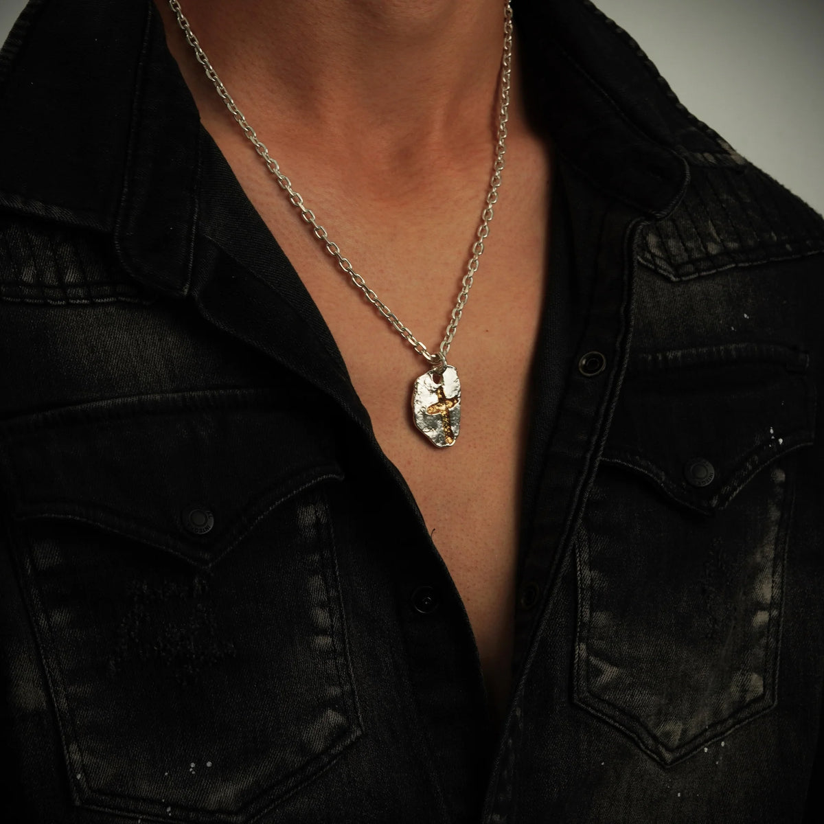 „Massives Kreuz“ – handpolierter Herren-Anhänger aus 925er Silber, Talisman für Stärke, Widerstandskraft und Schutz, Skulpturenschmuck im Boho- und rustikalen Stil | Art Diva