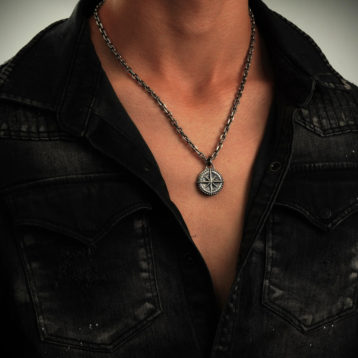 „Kompass“-Anhänger aus 925er Silber – Talisman für Orientierung, Schutz und innere Stärke, skulpturaler Schmuck im Boho-Rustik-Stil | Art Diva