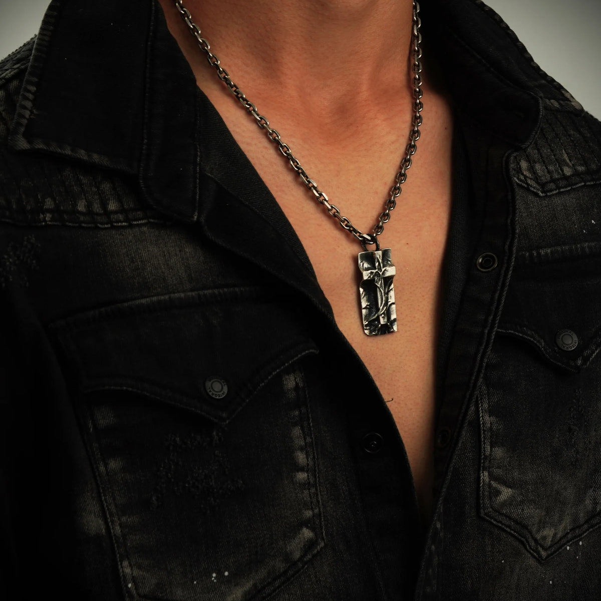 „Grabtuch“-Kreuz-Anhänger für Herren aus 925er Silber – Symbol für Glauben und Schutz, handgefertigter skulpturaler Schmuck im Boho-Rustik-Stil | Art Diva