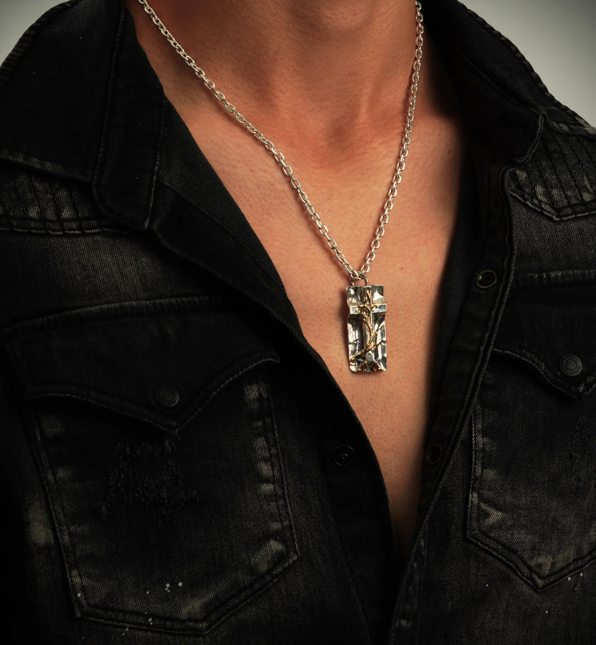 „Grabtuch“-Kreuz-Anhänger für Herren aus 925er Silber mit goldenen Akzenten – Symbol des Glaubens, handgefertigter skulpturaler Schmuck im Boho-Rustik-Stil | Art Diva