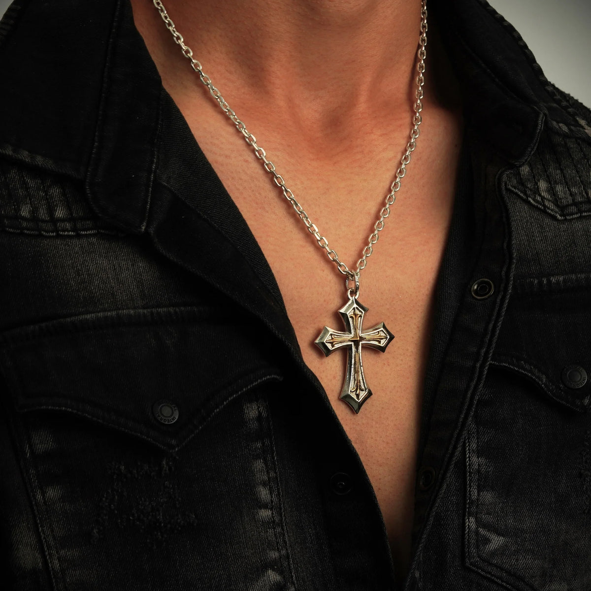 „Königskreuz“-Anhänger für Herren aus 925er Silber – groß und massiv, ornamentales Symbol für Stärke und spirituellen Schutz | Art Diva