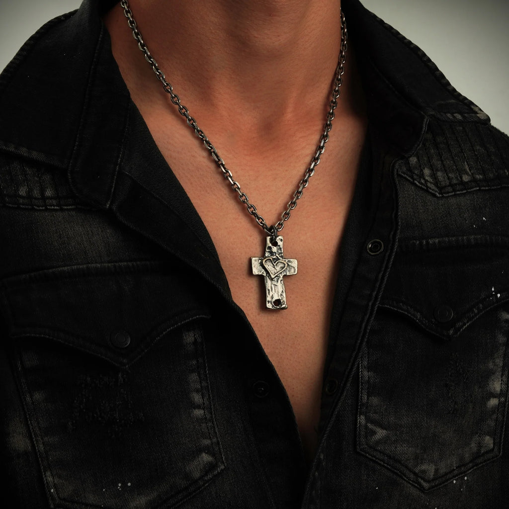 Silberanhänger „Großes massives Herrenkreuz mit Herz“ aus 925er Silber – Talisman für Stärke, Glauben und Schutz | Boho-, Rustik- und Skulpturschmuck | Art Diva