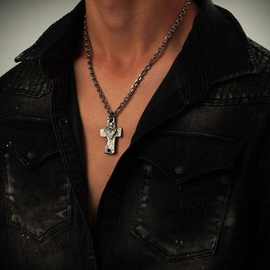 Silberanhänger „Großes massives Herrenkreuz mit Herz“ aus 925er Silber – Talisman für Stärke, Glauben und Schutz | Boho-, Rustik- und Skulpturschmuck | Art Diva