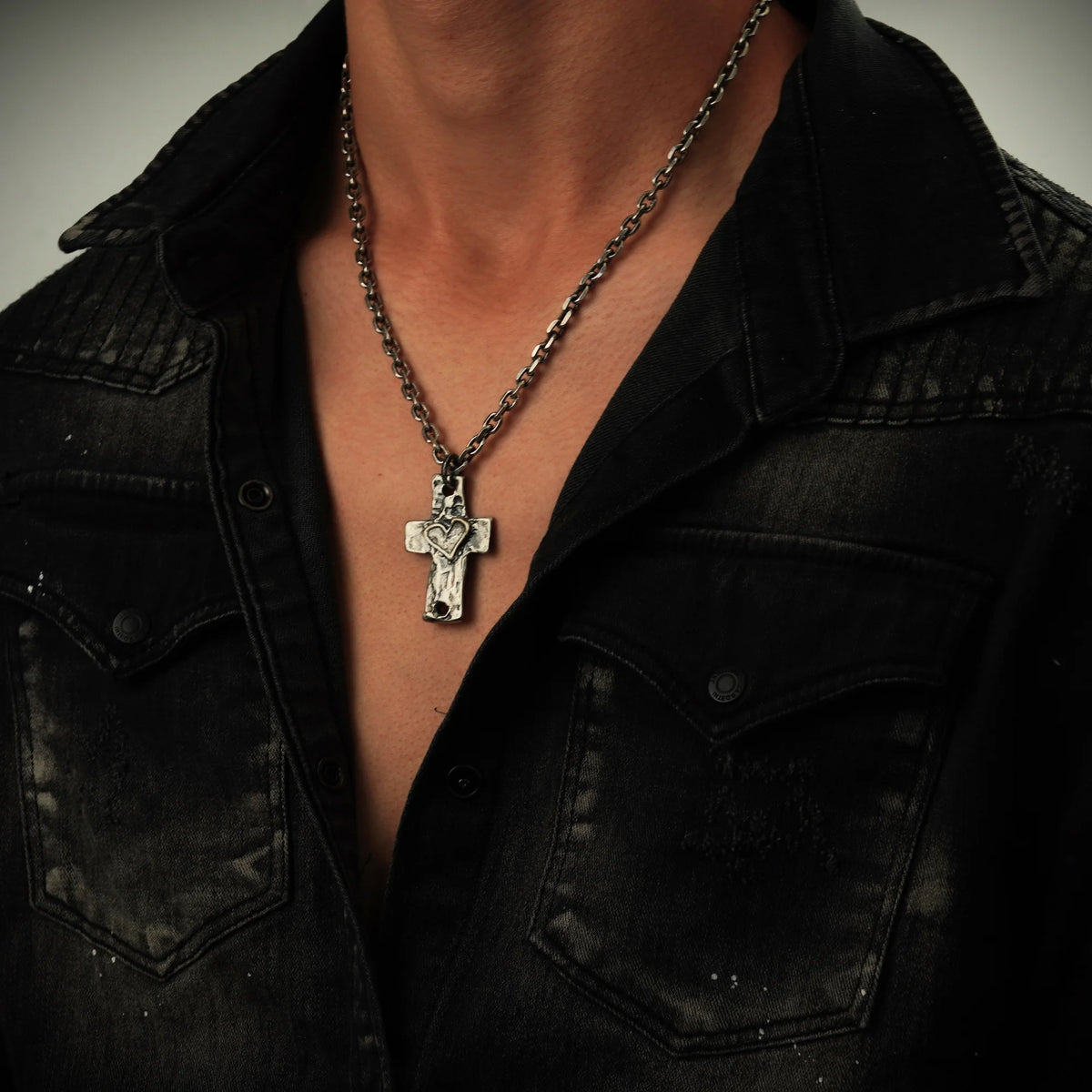 Silberanhänger „Großes massives Herrenkreuz mit Herz“ aus 925er Silber – Talisman für Stärke, Glauben und Schutz | Boho-, Rustik- und Skulpturschmuck | Art Diva