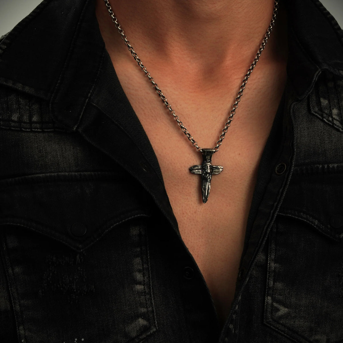 Jesus-Christus-Kreuz aus 925er Sterlingsilber – handgefertigter religiöser Anhänger als Symbol für Glauben und Schutz | Art Diva
