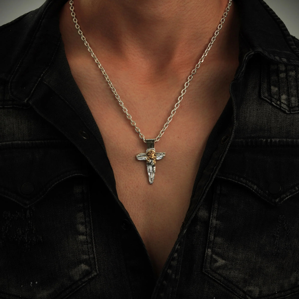 „Jesus Christus“-Anhänger aus 925er Silber mit goldfarbenen Akzenten – handgefertigtes Symbol für Glauben und Schutz, Skulpturenschmuck im Boho- und rustikalen Stil | Art Diva