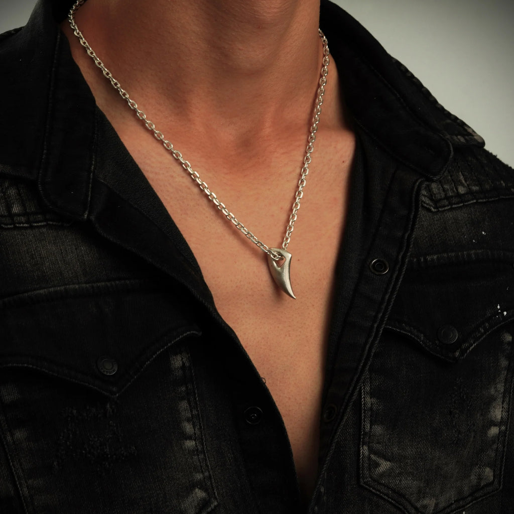 „Wolfszahn“ – handpolierter Herren-Anhänger aus 925er Silber, Talisman für Stärke und Schutz | Art Diva