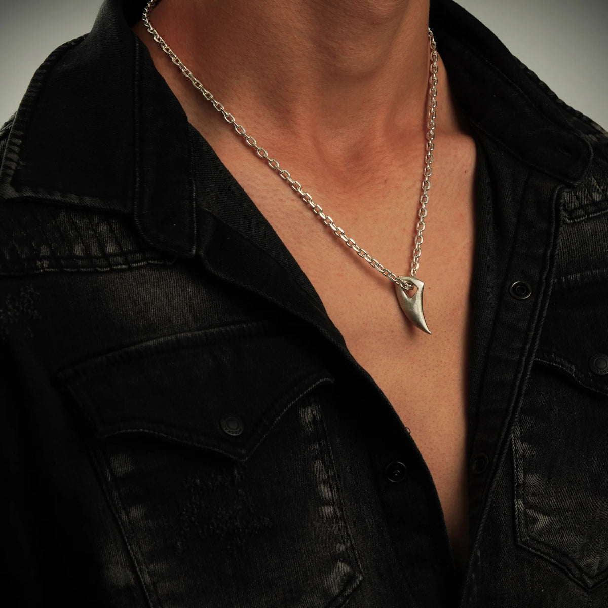 „Wolfszahn“ – handpolierter Herren-Anhänger aus 925er Silber, Talisman für Stärke und Schutz | Art Diva