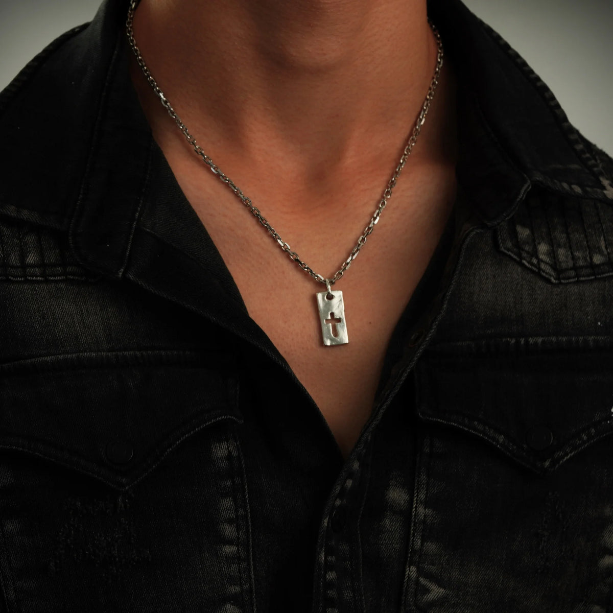 „Kreuz und Stärke“ – handgefertigter Anhänger aus 925er Silber, Talisman für Glauben und männliche Energie, Skulpturenschmuck im Boho- und rustikalen Stil | Art Diva
