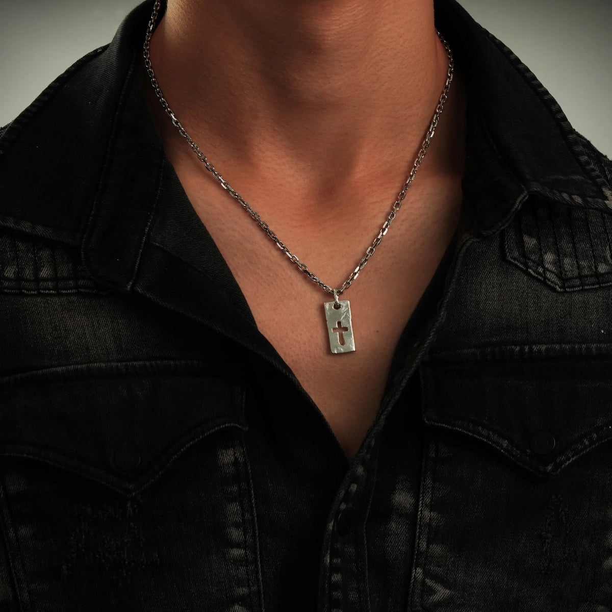 „Kreuz und Stärke“ – handgefertigter Anhänger aus 925er Silber, Talisman für Glauben und männliche Energie, Skulpturenschmuck im Boho- und rustikalen Stil | Art Diva