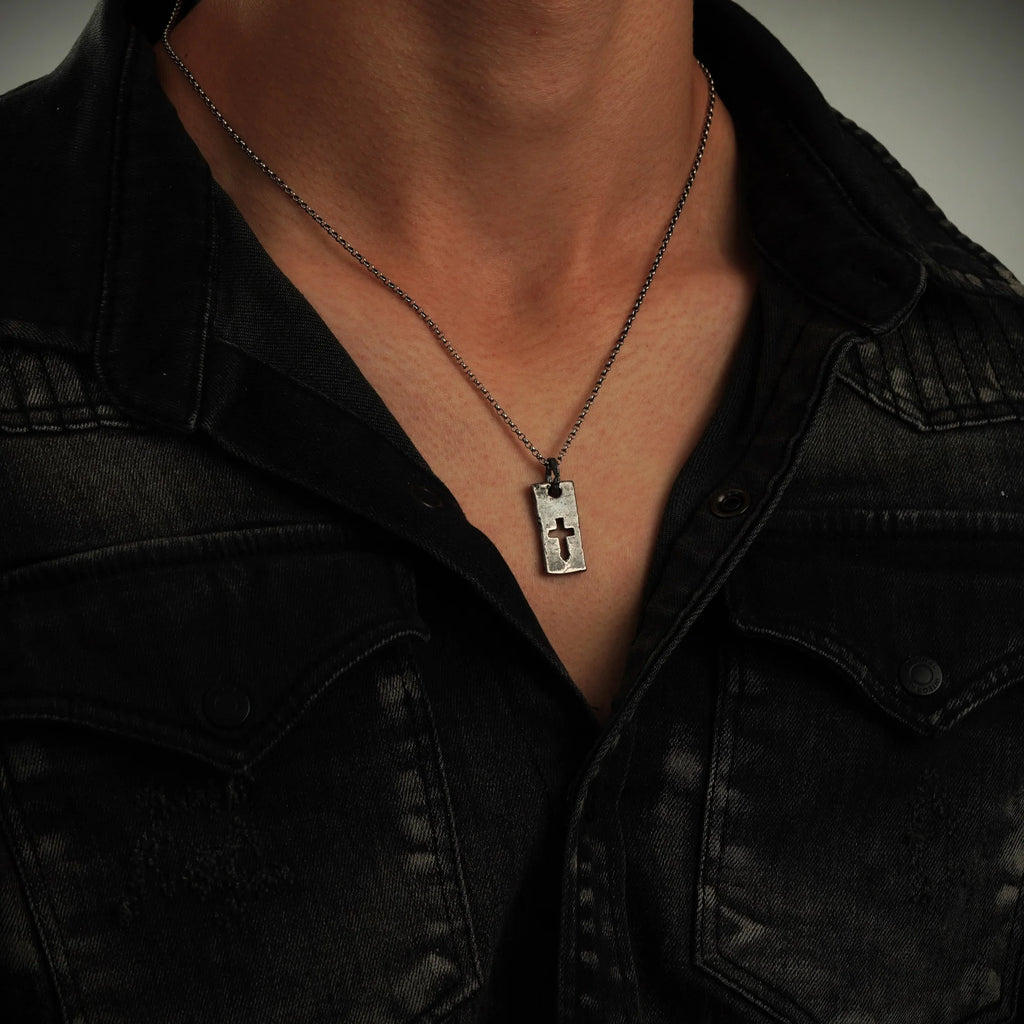 „Plakette mit Kreuz“ – Herren-Anhänger aus 925er Silber mit Stärke und Charakter | Art Diva