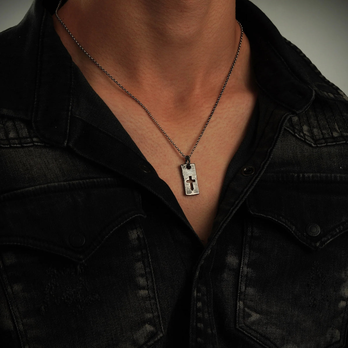 „Plakette mit Kreuz“ – Herren-Anhänger aus 925er Silber mit Stärke und Charakter | Art Diva
