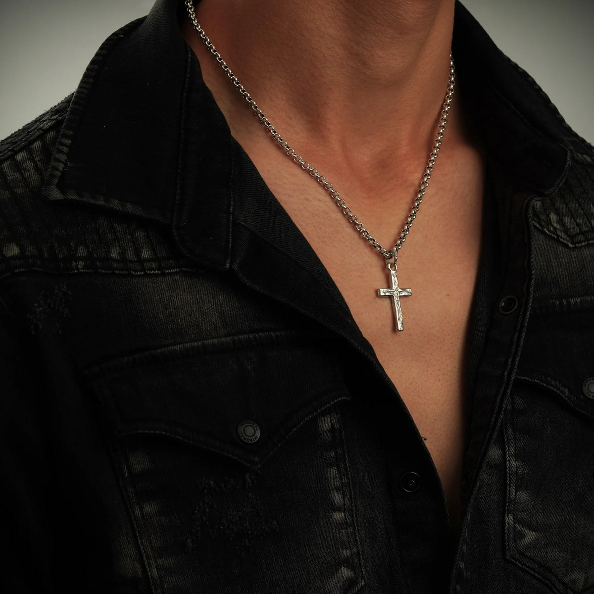 „Kreuzigung“-Kreuzanhänger für Herren mit Jesus-Christus-Relief aus 925er Sterlingsilber – handgefertigt | Art Diva