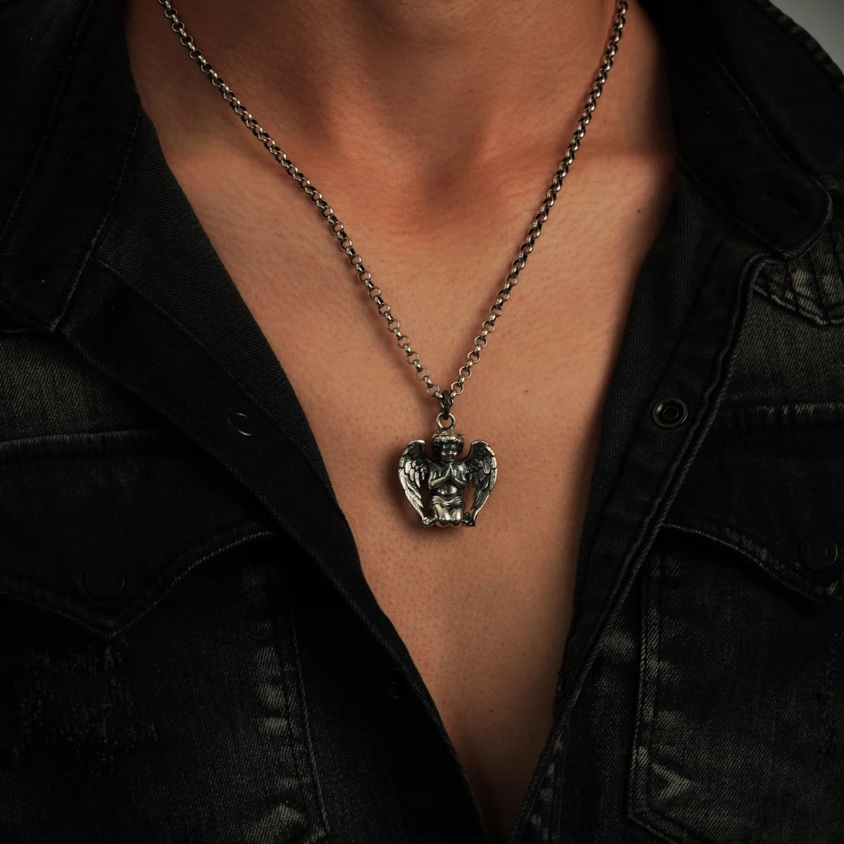 „Betender Engel“-Anhänger aus 925er Silber mit oxidiertem Finish – Talisman für Glauben und Licht, Schutzamulett für inneren Frieden, Skulpturenschmuck im Boho- und rustikalen Stil | Art Diva