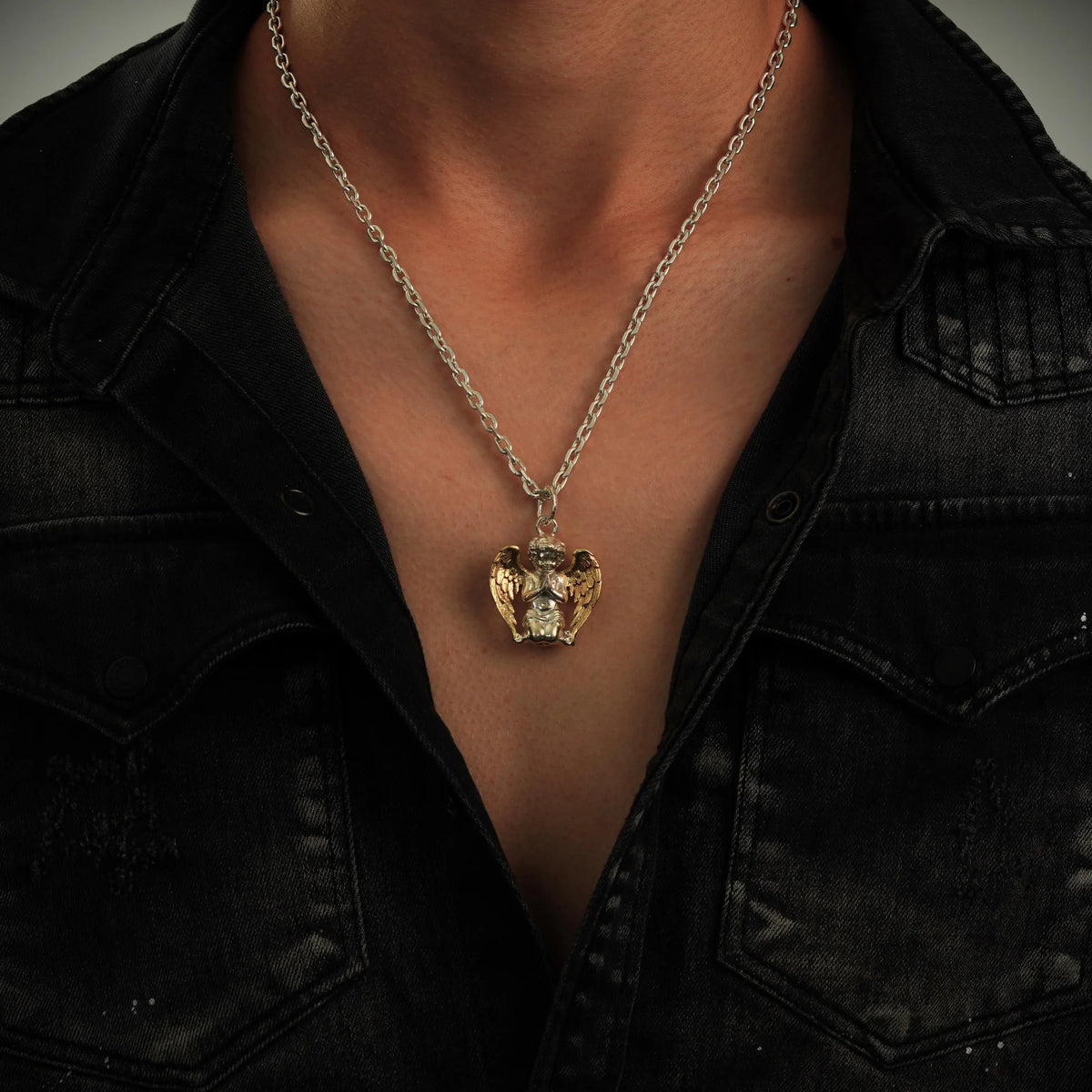 „Engel im Gebet“-Anhänger für Herren aus 925er Silber mit goldfarbenen Flügeln – handgefertigter Talisman für Glauben, Schutz und innere Stärke | Art Diva