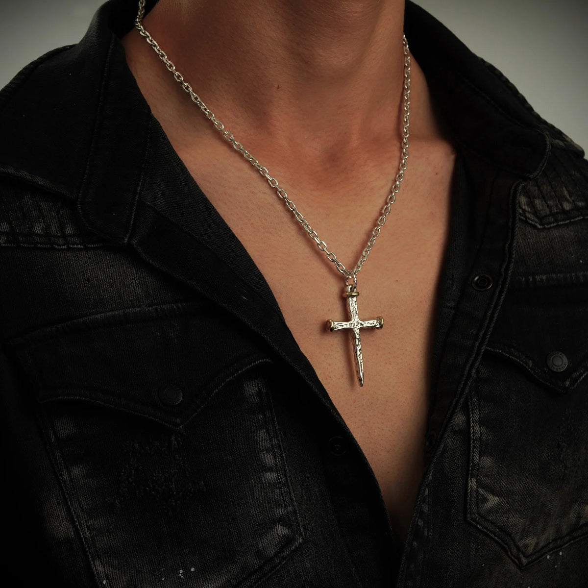 Kreuz-Anhänger für Herren aus 925er Silber mit goldfarbenen Akzenten – Boho- und rustikales Design | Art Diva