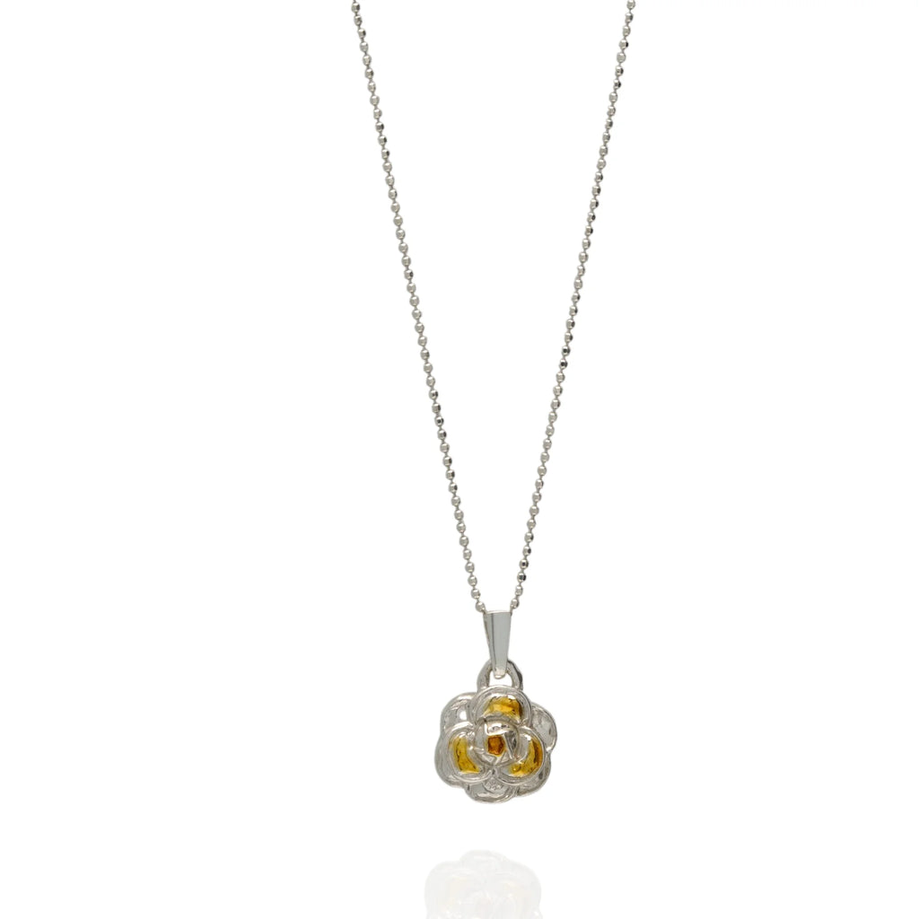„Kamelie“ – handgefertigter Anhänger aus 925er Silber mit goldfarbenen Akzenten, Talisman für Weiblichkeit, innere Stärke und Schönheit, Skulpturenschmuck im Boho- und rustikalen Stil | Art Diva
