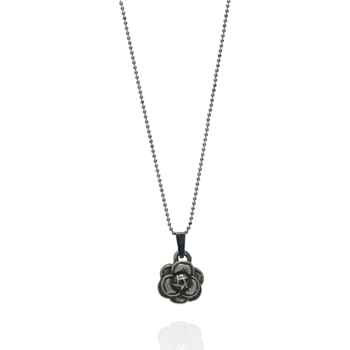 „Kamelie“ – handgefertigter Anhänger aus 925er Silber, Talisman für Schönheit und Eleganz, Skulpturenschmuck im Boho- und rustikalen Stil | Art Diva