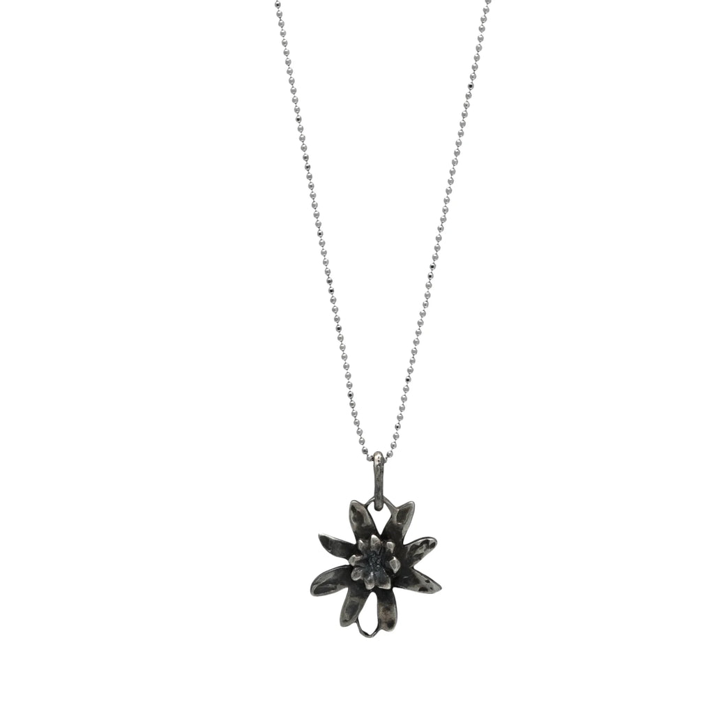 925er Silberelement „Edelweißblüte“ – handgefertigter Boho-Talisman für Harmonie, skulpturales Schmuckstück und Geschenk für Mutter, Tochter oder Freundin | Art Diva