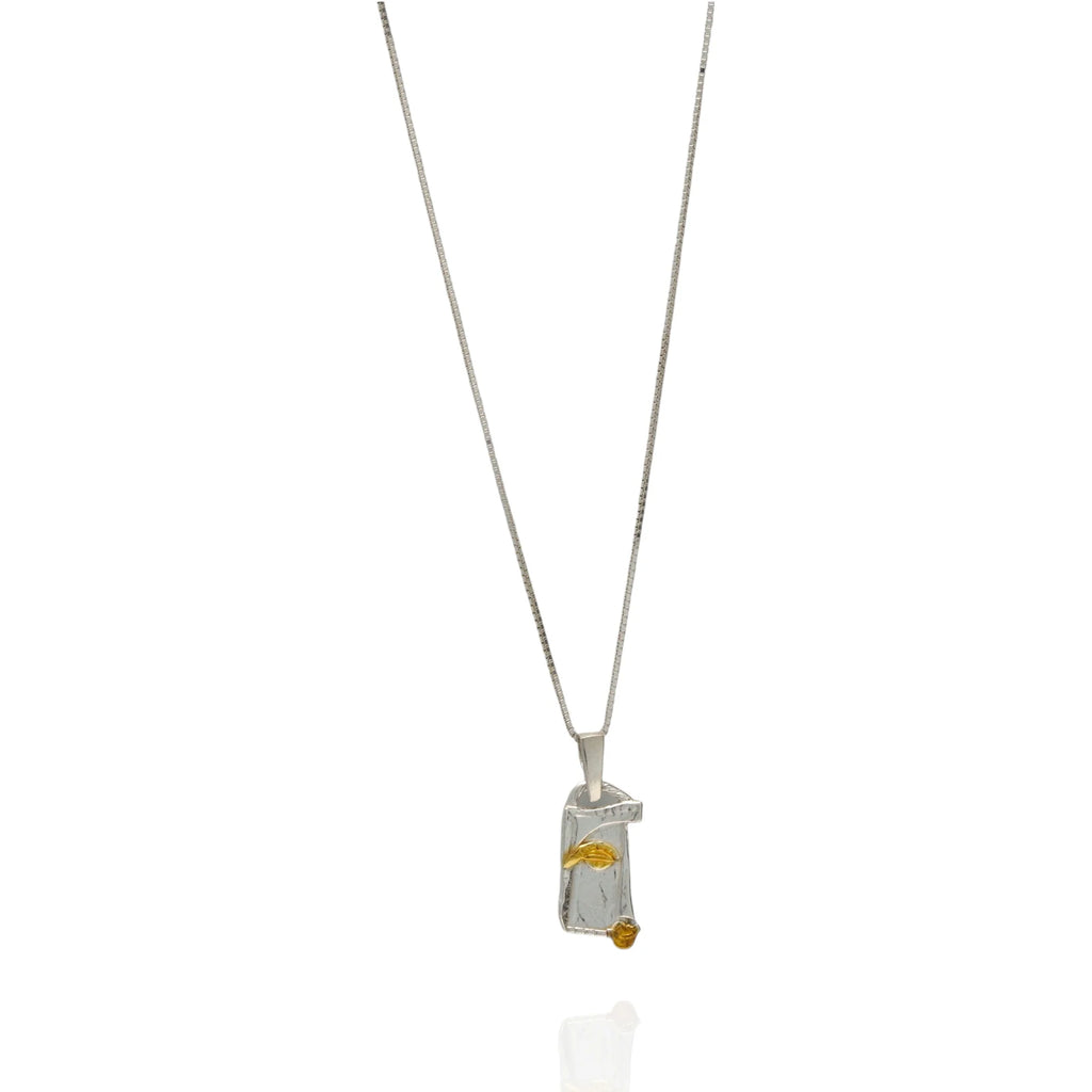„Gesicht der Muse“ – Anhänger aus 925er Silber mit goldfarbenen Akzenten, Symbol für Inspiration, Kreativität, Selbstvertrauen und innere Stärke, Skulpturenschmuck im Boho- und rustikalen Stil | Art Diva