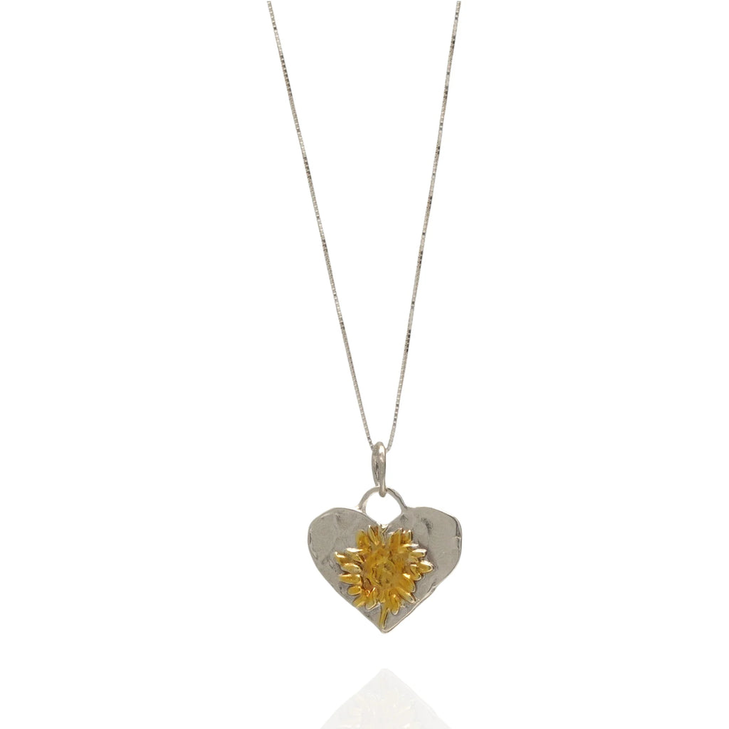 „Herz mit Sonnenblume“-Anhänger aus 925er Silber mit vergoldeten Akzenten – handgefertigter Skulpturenschmuck im Boho- und rustikalen Stil | Art Diva