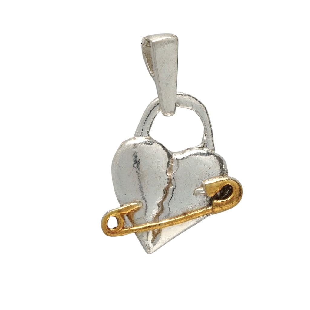 „Verletztes Herz“-Anhänger aus 925er Silber mit goldfarbenem Sicherheitsnadel-Akzent – Symbol für erlebten Schmerz und bleibende emotionale Spuren, Skulpturenschmuck im Boho- und rustikalen Stil | Art Diva